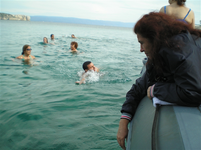 I gommonisti in acqua fanno il bagno in una meravigliosa caletta.